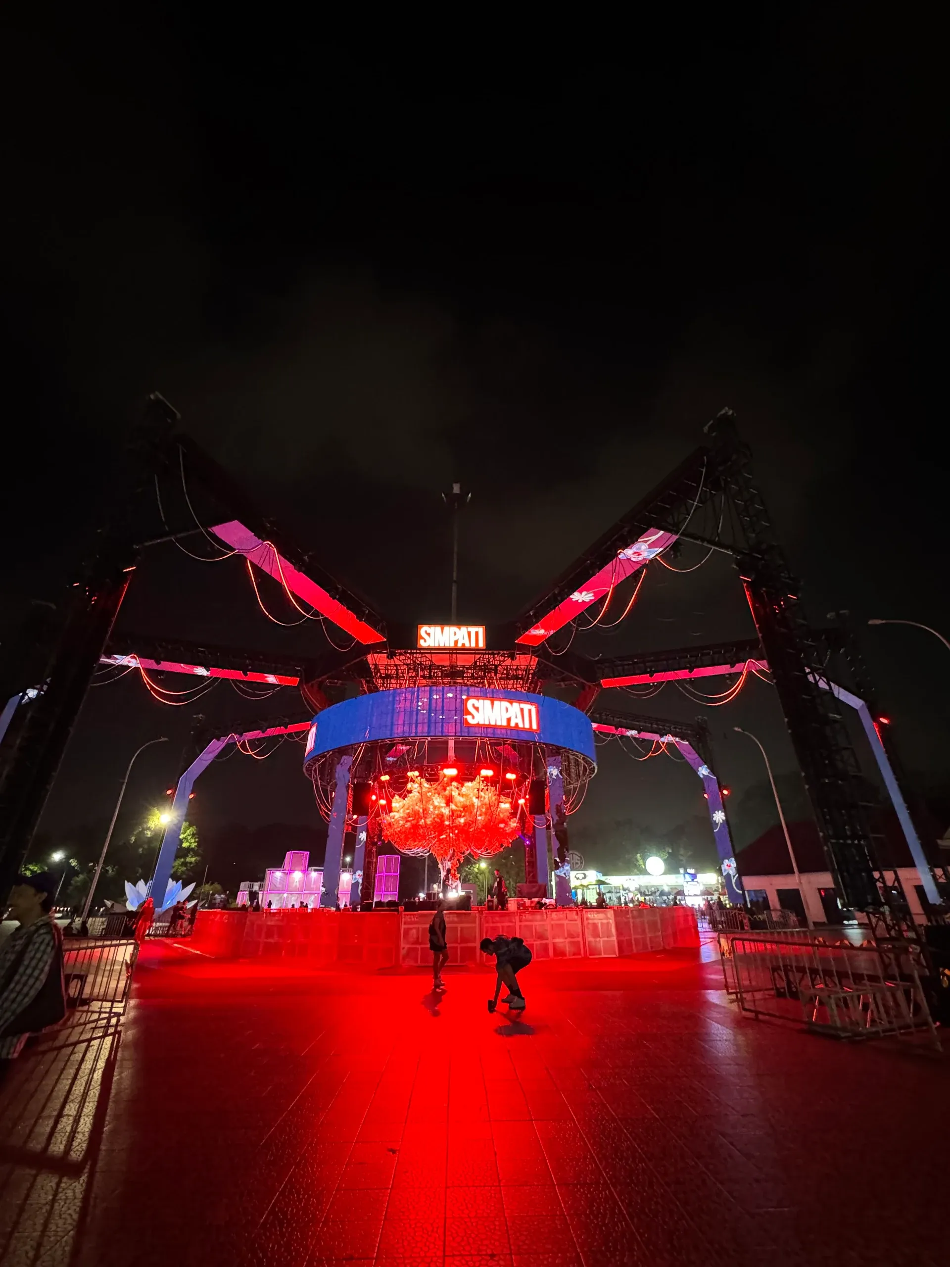 Bloom Stage LaLaLa Festival 2026 saat beroperasi pada malam hari dengan pencahayaan merah dan layar panggung
