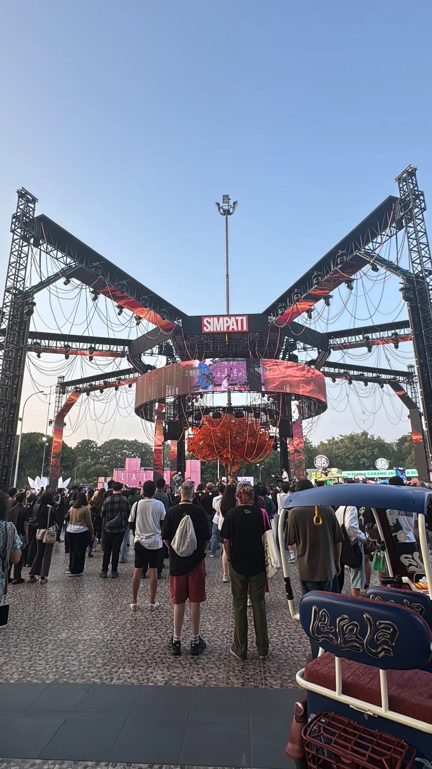 Tampak depan Bloom Stage LaLaLa Festival 2026 dengan layar melingkar, struktur truss, dan area penonton